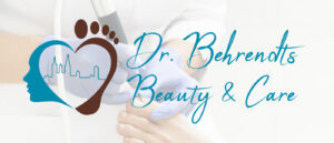 Logo Dr. Behrendts Beauty and Care, Stilisierter Kopf und Fuß, dahinter die Skyline von Villingen in den Logofarben hellblau und dunkelbraun